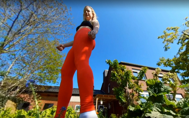 Giantess Maria zertritt ein ganzes Dorf - Image 3