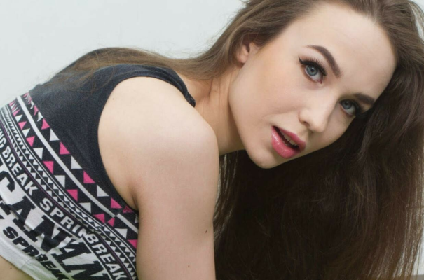 Angel Rush in Steamy Gym Hookup VR Scene - Image 1