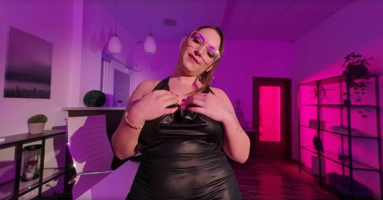 Lea Hea in Steamy Solo VR Wet Play - Image 1