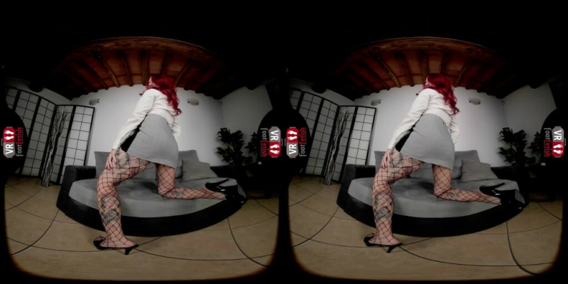 Redsnow's Seductive Office Tease in Heels - Image 3