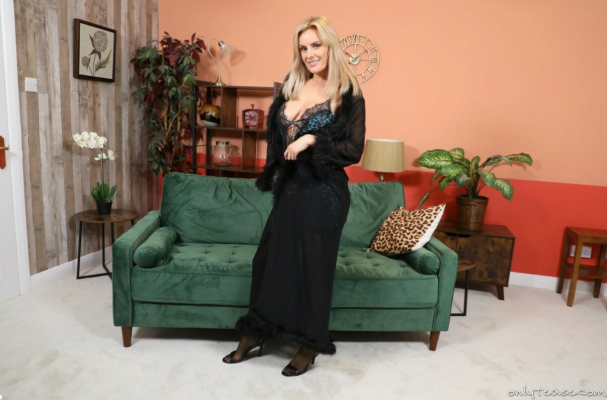 Amy Green Sizzling Solo Striptease in 4K - Image 9