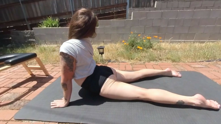 Kayli Jinx Outdoor Yoga Striptease in 4K - Image 1