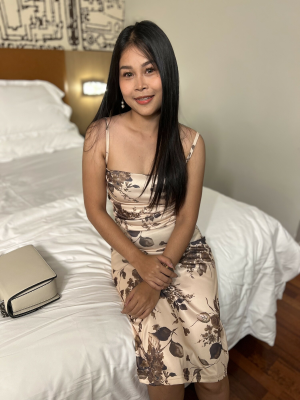 Spy's Stunning Thai Seduction in VR Mall Scene - Image 2